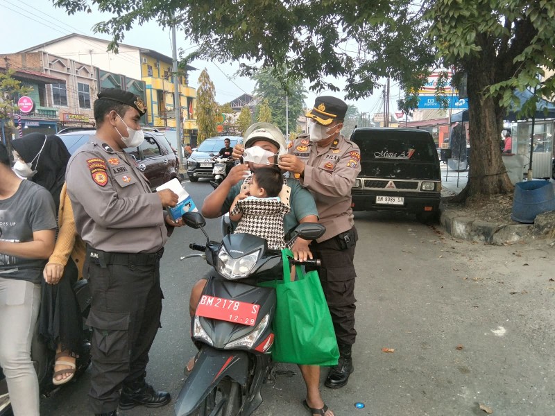 Polres Siak Bagikan Ribuan Masker, Antisipasi Dampak Kabut Asap dan ISPA