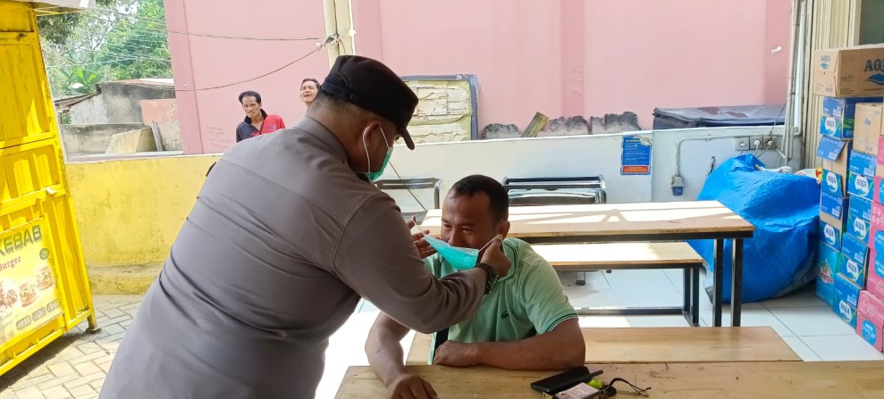 Polsek Minas Bagikan 100 Masker di Indomaret dan Simpang Perawang untuk Antisipasi Kabut Asap