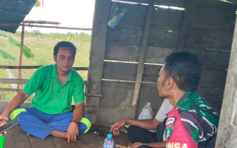 Melalui Komsos, Babinsa Sungai Sembilan Ajak Warga Jaga Kamtibmas Lingkungan