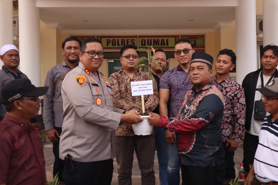 May Day, Kapolres Dumai Terima Plakat Penghargaan