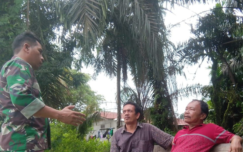 Komsos, Babinsa dari Koramil 03 Peduli Terhadap Lingkungan