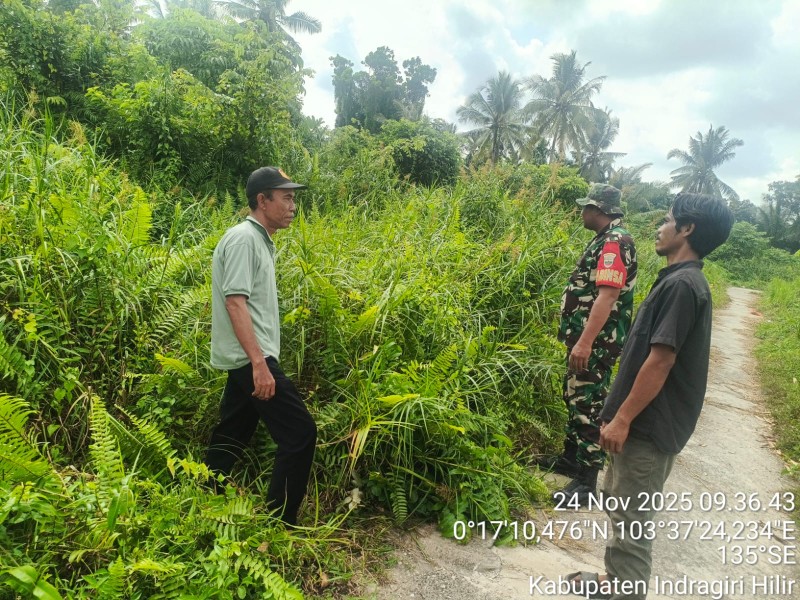 Antisipasi Karhutla, Babinsa Koramil 06/Kateman Gelar Patroli Tapal Batas di Wilayah Desa Makmur Jaya
