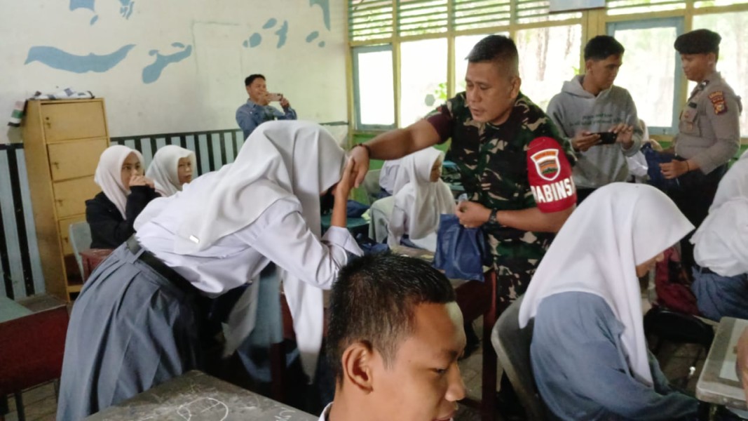 Babinsa Koramil 06/Kateman Dampingi Kegiatan Makan Sehat Bergizi di Sekolah