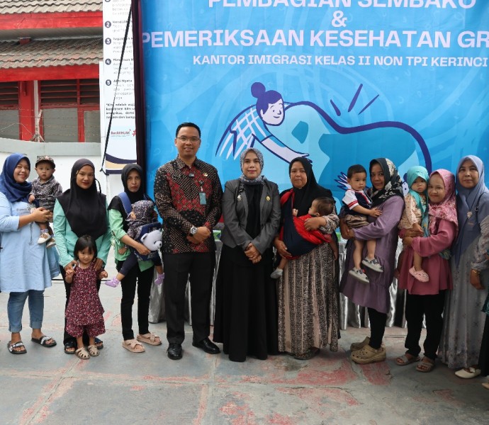 Imigrasi Kerinci Gelar Bakti Sosial: Bagikan Sembako & Pemeriksaan Kesehatan Gratis untuk Lansia dan Balita