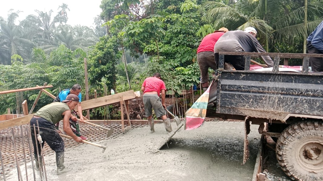 Babinsa Lubuk Gaung Bersama Warga Lanjutkan Pembangunan Jembatan Beton