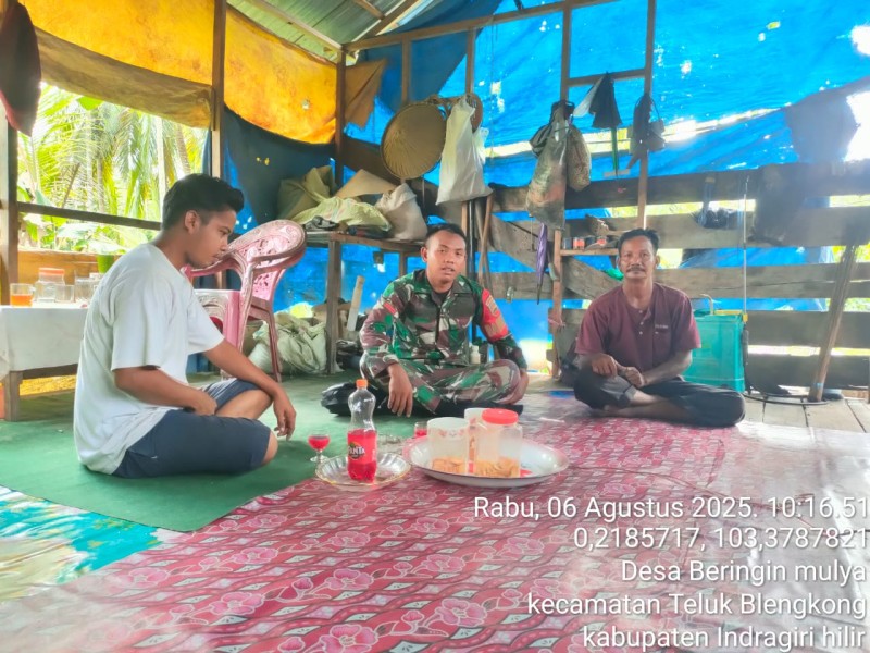 Babinsa Koramil 06/Kateman Laksanakan Komsos, Ajak Warga Jaga Keamanan dan Kekompakan