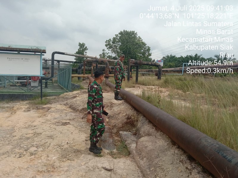 Babinsa Koramil 03/Minas Giatkan Patroli Penguatan Binter di Area PT PHR, Pastikan Keamanan Wilayah Operasi Migas