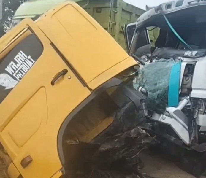 Dua Truk Tabrakan di Jalan Lintas Minas–Perawang, Kabin Truk Hino Box Terlepas