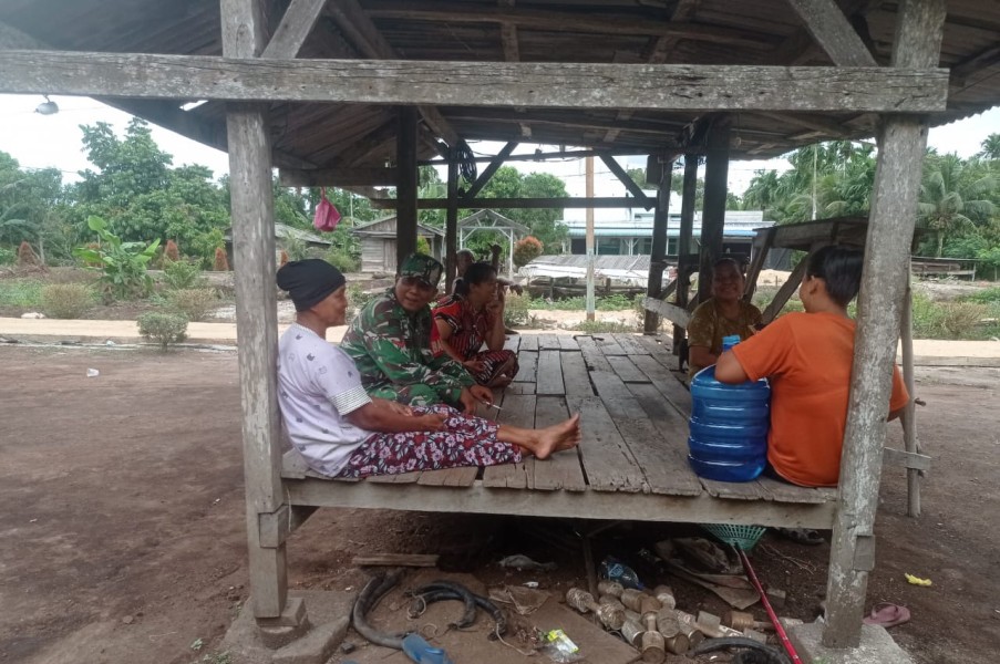 Babinsa Koramil 06/Kateman Jalin Silaturahmi dan Pantau Kondisi Lingkungan Masyarakat