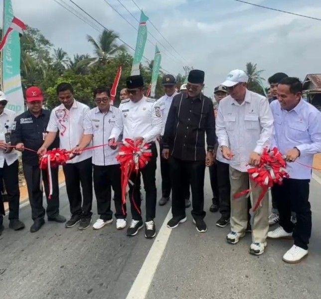Bupati Pelalawan Resmikan Pengaspalan Jalan 3,4 Km Program CSR PT. EMP Energi Riau