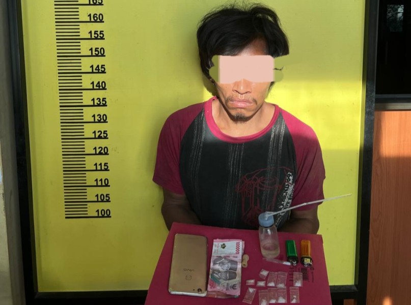 Polsek Pasir Penyu Kembali Grebek Rumah di Kelurahan Sekar Mawar, Hasilnya 11 Paket Narkoba Disita