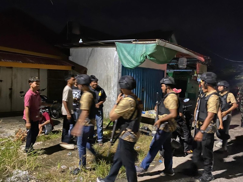 Beri Sinyal Bagi Pelaku Kejahatan, Polres Inhu Bersama TNI dan Pemkab Patroli Jalan Kaki Susuri Gang-Gang Pasiran