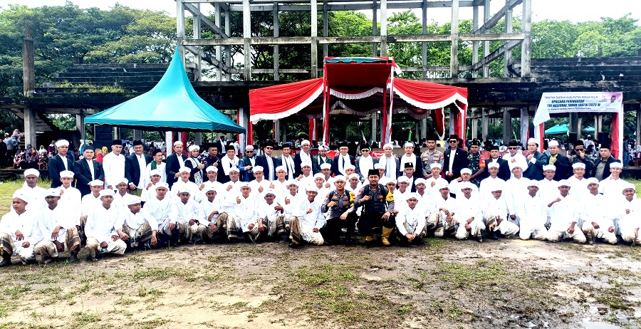 Gerimis Tak Surutkan Semangat 700 Santri di Rohil Peringati Hari Santri Nasional