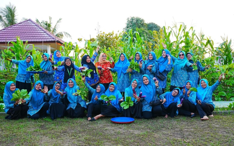 Ketua TP-PKK Bengkalis Ajak Warga Manfaatkan Lahan Kosong untuk Tanam Sayur Sehat