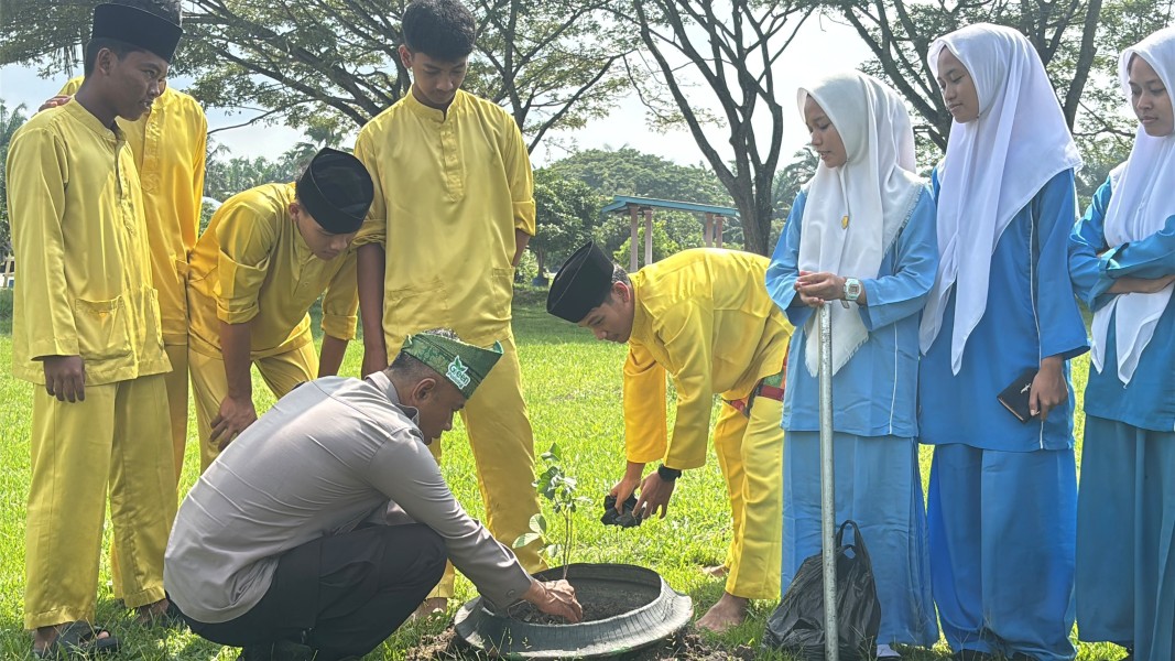 Kapolsek Sabak Auh Sosialisasikan Green Policing, Cegah Bullying dan Tanam Bibit Pohon Bersama Siswa