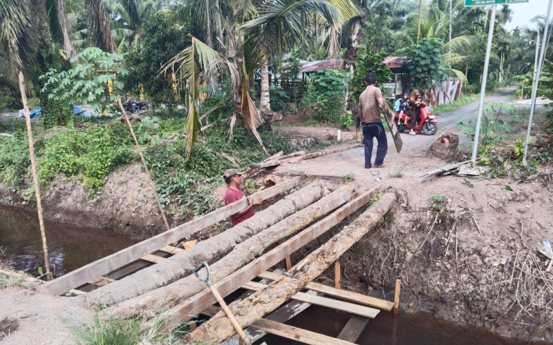 Pembangunan Dua Jembatan Beton Tahap V Berlanjut, Kodim Dumai Gotong Royong Bersama Warga