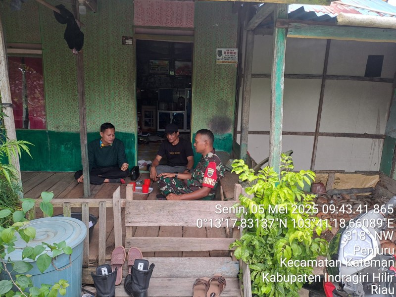 Babinsa Koramil 06/Kateman Laksanakan Komsos Bersama Tokoh Masyarakat di Desa Penjuru