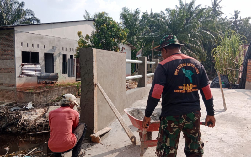 Dukung Akses Warga, Babinsa Dampingi Pembangunan Jembatan Beton di Purnama Dumai