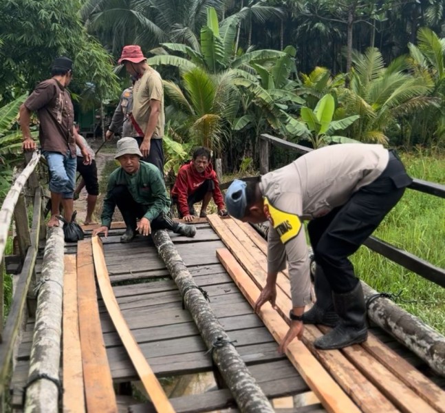 Polsek Tembilahan Perbaiki Jembatan Rusak di Kuala Muda Besar