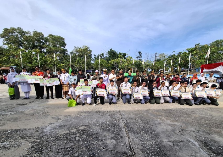 Gubri Abdul Wahid Beri Penghargaan 31 Pemuda dan Pelajar Berprestasi di Hari Sumpah Pemuda