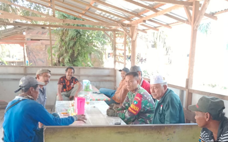 Melalui Komsos, Babinsa Sungai Geniot Bangun Kedekatan dengan Masyarakat