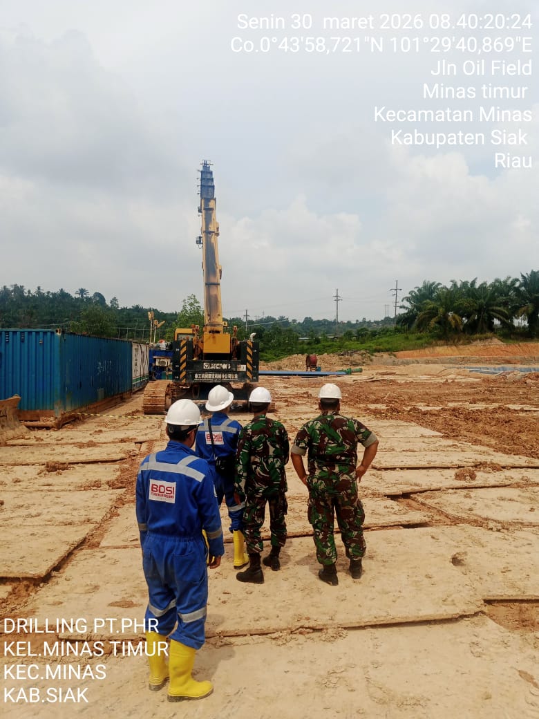 Babinsa Serma D. Sihombing dan Serda Haris Sandya Pratama Patroli Lokasi Drilling di Minas Timur