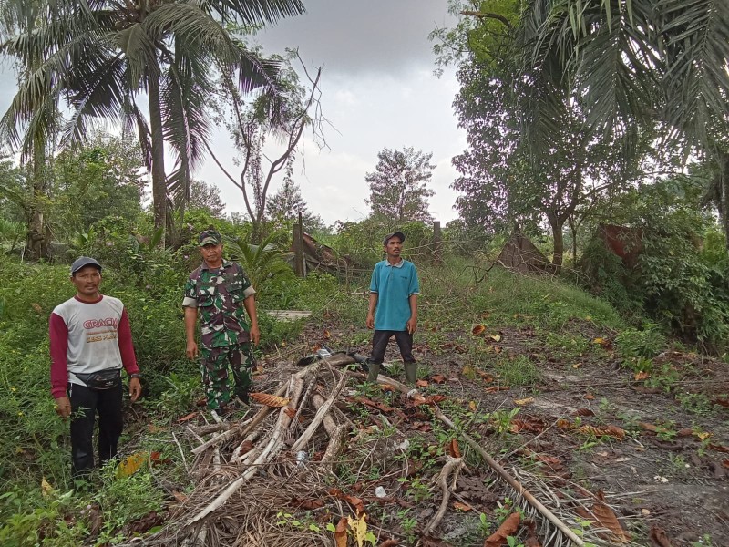 Babinsa Koramil 04/Perawang Giat Laksanakan Patroli Karhutla di Kecamatan Tualang