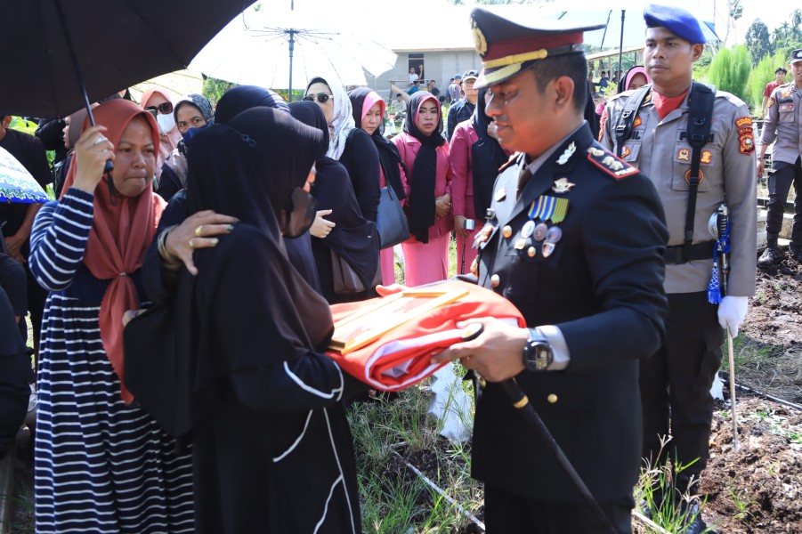 AKBP Farouk Oktora Pimpin Upacara Pemakaman Almarhum AKP Hendri