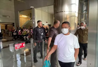 Pakai Kaos Oblong, Gubernur Riau Tiba di Gedung KPK Langsung Digiring ke Ruang Pemeriksaan Utama