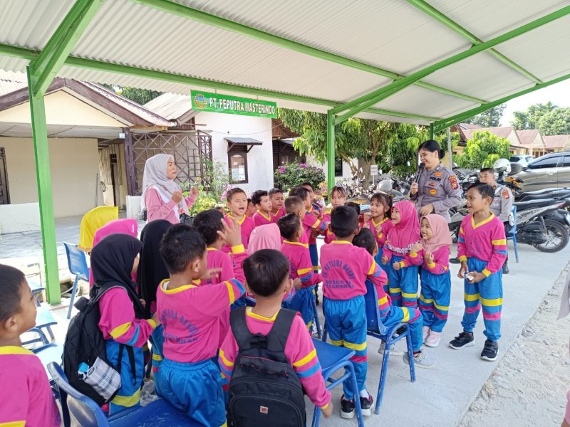 Siswa TK Mutiara Bunda Kunjungi Mapolsek Tapung,  Belajar Mengenal Profesi Kepolisian