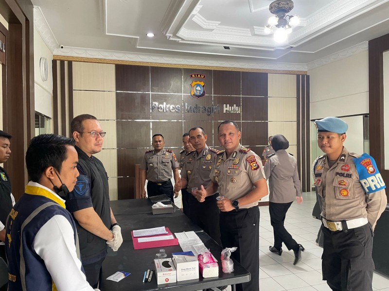 Komitmen Berantas Narkoba, Kapolres Inhu dan Waka Serta Ratusan  Personelnya Dicek Urine, Ini Hasilnya