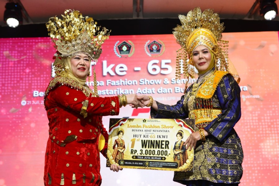IKWI Riau Juara Nasional Fashion Show Busana Adat