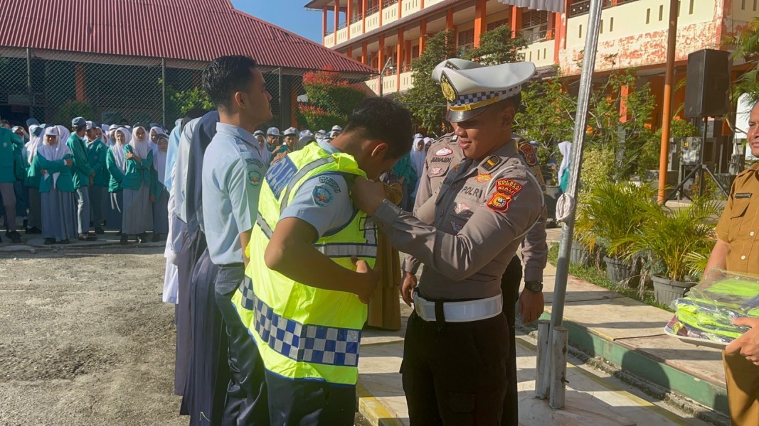 Polantas Sapa Pelajar SMA N 2 Bangkinang Kota, Kampanyekan Keselamatan Berlalu Lintas! Police Goes To School, Polres Kampar Bentuk Generasi Pelopor Keselamatan!