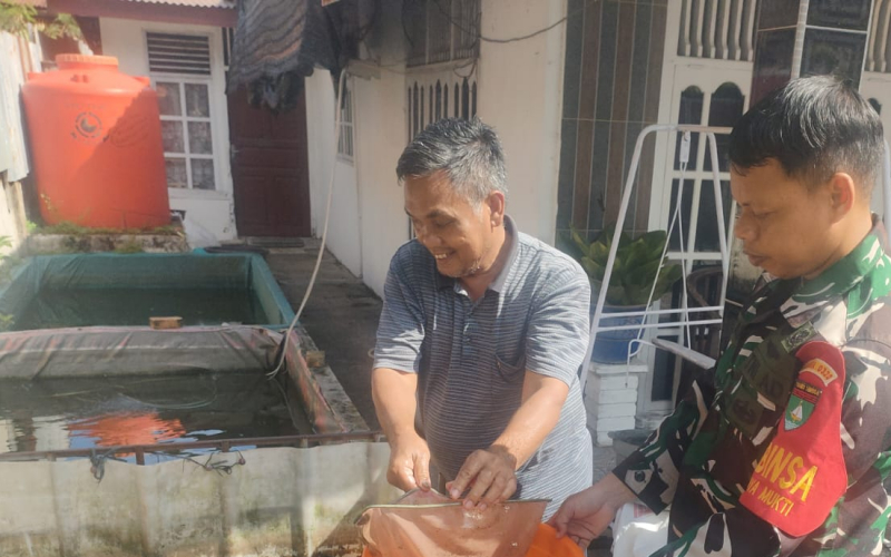 Babinsa Jaya Mukti Gelar Patroli Karhutla dan Dampingi Budidaya Lele di Dumai Timur