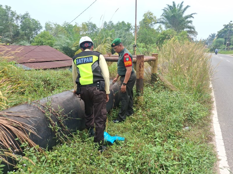 Kodim 0320/Dumai Bersama Security PHR Patroli Jalur Pipa Minyak, Sosialisasikan Larangan Berjualan