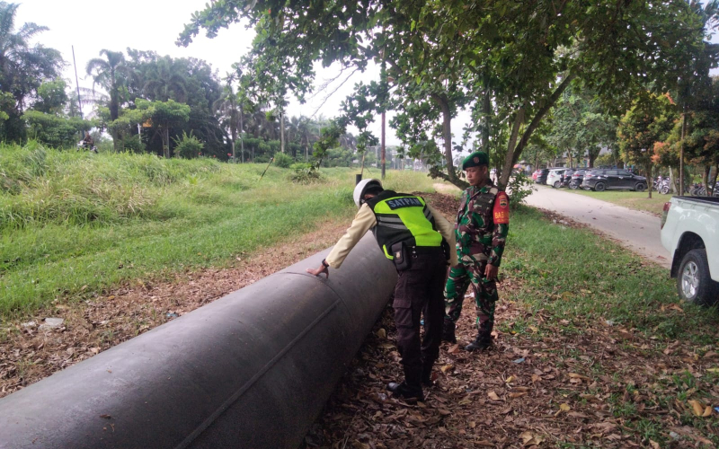 Sertu Sugianto Patroli Pengamanan, Pantau Aktivitas di Sepanjang Jalur Pipa Minyak