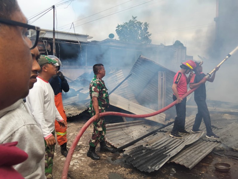 Empat Bangunan di Tembilahan Hulu Terbakar, Kodim 0314/Inhil Turun Bantu Pemadaman