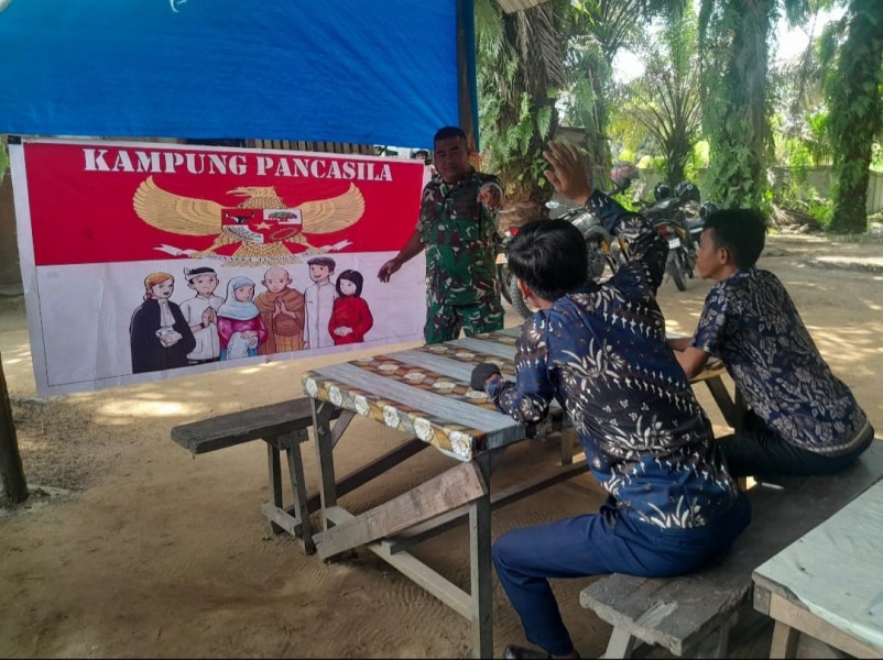 Babinsa Sertu Sarju Sosialisasikan Nilai-Nilai Pancasila di Kampung Pancasila Perawang Barat