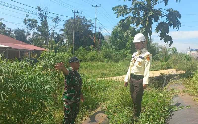 Cegah Gangguan, Babinsa Bersama PHR Patroli dan Sosialisasi di Jalur Pipa Minyak