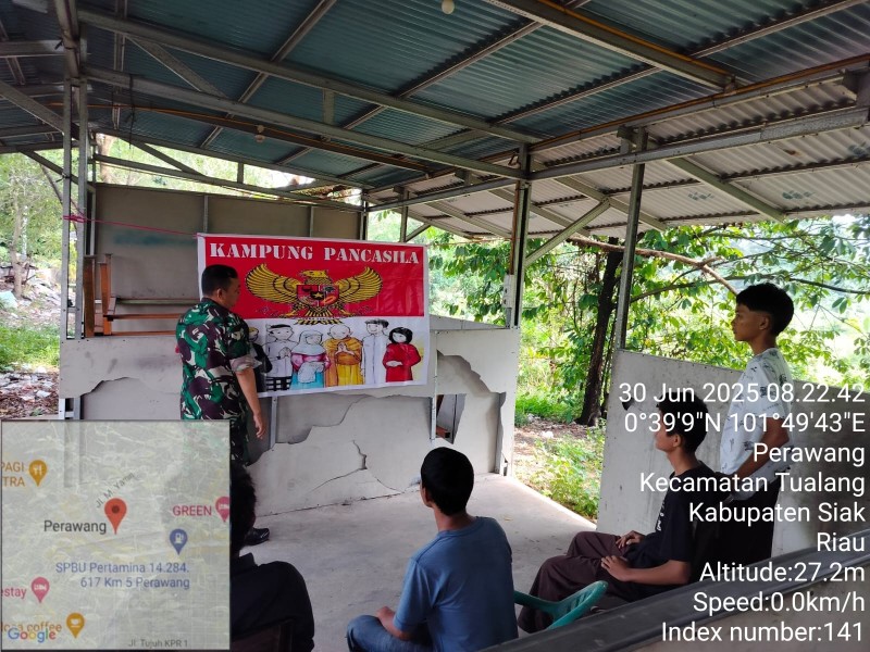 Babinsa Koramil 04/Perawang Sosialisasikan Nilai-Nilai Pancasila di Kampung Perawang Barat-