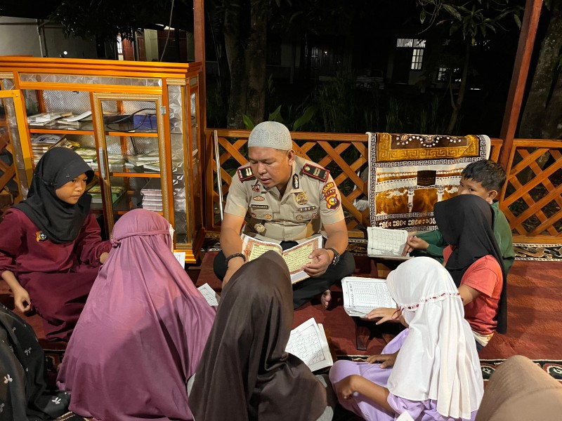 Maghrib Mengaji di Tembilahan Hulu, Polsek dan Mahasiswa KKN Bersinergi Bentuk Generasi Cinta Al-Qur'an