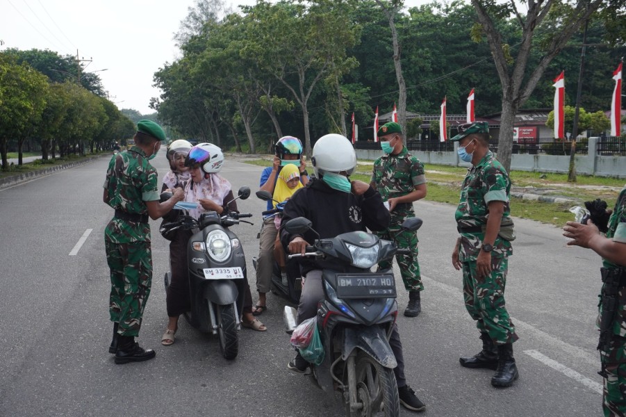 Kodim 0320/Dumai Dampingi Tim Mabes TNI Tangani Dampak Karhutla, 200 Masker Dibagikan ke Masyarakat