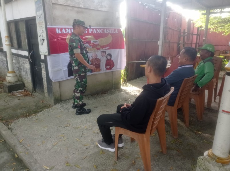 Babinsa Koramil 04/Perawang Koptu L. Sigalingging, Sosialisasikan Nilai-Nilai Pancasila kepada Warga Kampung Pancasila