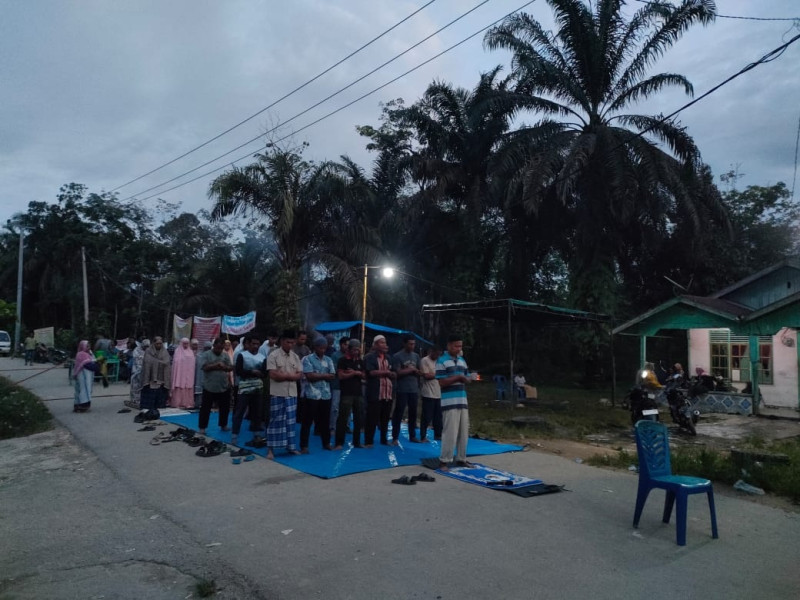 Tak Hanya Blokade, Masyarakat Siabu Juga Gelar Shalat dan Baca Yasin di Jalan
