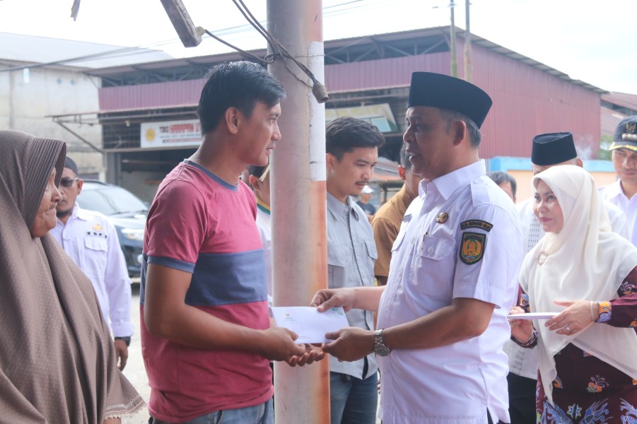 Bupati Inhil Serahkan Bantuan kepada Korban Kebakaran di Tembilahan Hulu
