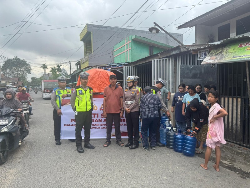 Hari Bhayangkara ke-80, Satlantas Polres Inhil Gelar Bakti Sosial Air Bersih
