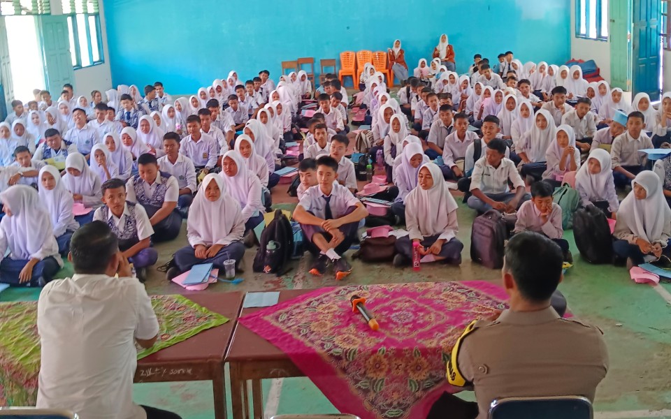 Polsek Sungai Apit Gelar Sosialisasi Bahaya Judi Online di SMAN 01 Sungai Apit, Kapolsek: Judi Online Bisa Hancurkan Masa Depan Pelajar
