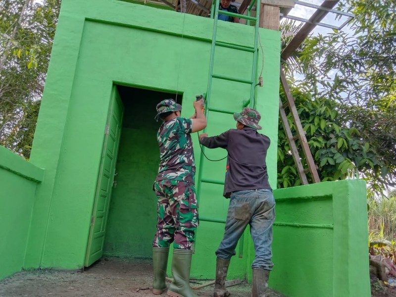 TMMD ke-123: Babinsa Koramil 06/Kateman Pasang Tangga dan Cat Tower Sumur Bor