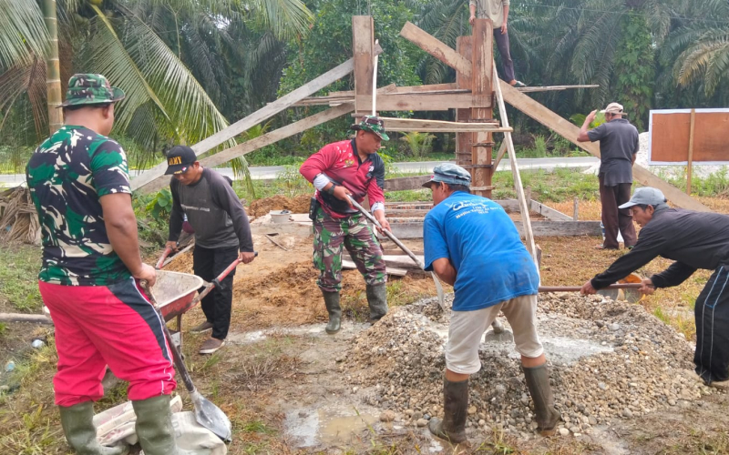 Koramil 02 Gandeng Warga, Gotong Royong Bersihkan Lingkungan