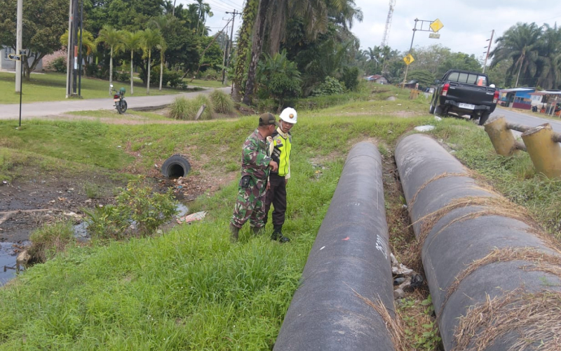 Pastikan Keamanan, Babinsa Rutin Patroli di Jalur Pipa Minyak Kecamatan Bukit Kapur